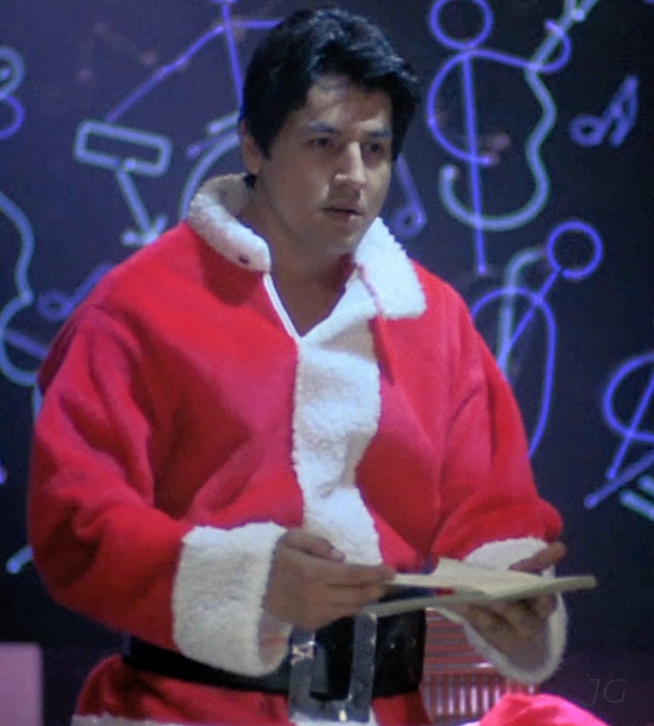 Jenny74656's tweet photo. #365daysofRB Day 359
Merry Christmas everyone! 🎄❤
I've had a lovely day today, the weather was amazing! I even got a little sunburnt, which is a first for me on Christmas day!
Now, I'm going to watch "Night of the Comet" to see my favourite Santa! 😉❤ #RobertBeltran https://t.co/OJ2qEIRJSJ