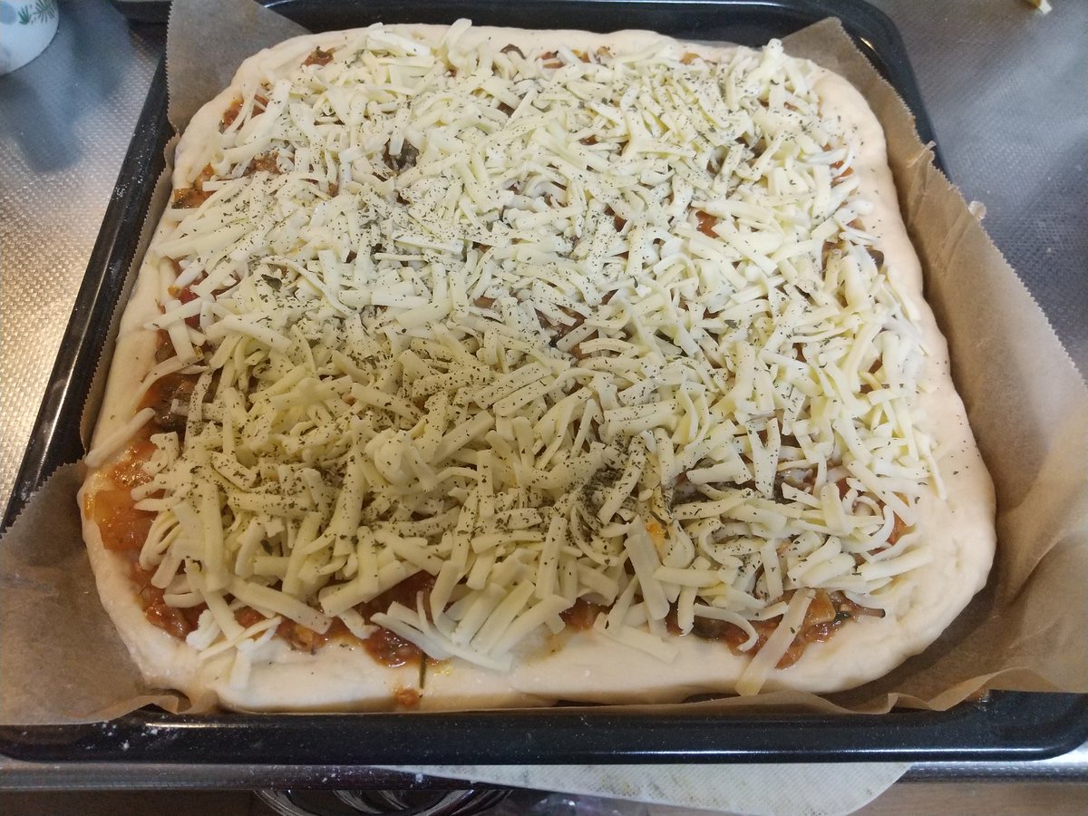 ホームベーカリーさんにピザ生地作ってもらい、仕込んだトマトソースとたっぷりのチーズをのせてピザ焼くとこ～♪