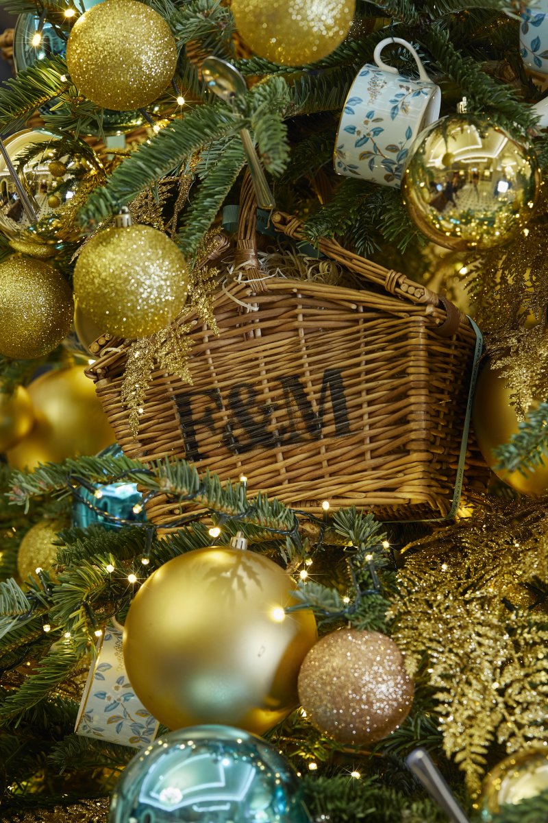 Fortnums's tweet photo. We Wish You A Merry Christmas! ☃️ We hope your day is filled with food, family, fun and perhaps even a little Fortnum's... #MerryChristmas #ChristmasDay #FortnumChristmas https://t.co/K92L98UweE