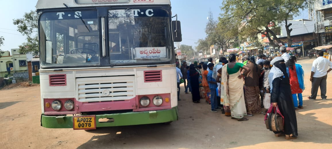 అచ్చంపేట డిపో ఆర్టీసీ బస్సు నాగర్ కర్నూల్ నుండి అచ్చంపేట వైపు వెళుతున్న క్రమంలో తెలకపల్లి వద్ద మోరాయించింది. బస్సులో ఒక్కసారిగా పొగలు రావడంతో డ్రైవర్ తెలకపల్లి బస్ స్టాప్ లోనే బస్సును నిలిపివేశారు. 48 మంది ప్రయాణికులు ఇబ్బందులు పడ్డారు. @tsrtcmdoffice @TSRTCHQ