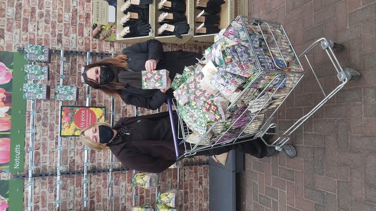 local_plot's tweet image. I met the amazing Carol in @Notcuttsuk who donated all these bulbs for @FriendsDrive &amp;amp; @local_plot. If your group would like to plant pots up around your beds, let me know
@StPrescot @smalmarg2012 @Joburkegreengal @InnovateCIC @AlsClubKnowsley @ActforAction1 @theleecooper_f