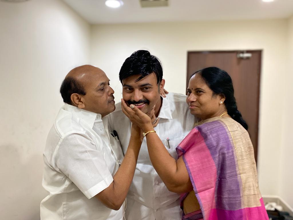 MMathiventhan's tweet photo. பிறந்தநாளான இன்று தந்தை மருத்துவர் திரு. மாயவன் அவர்களிடமும், அம்மா திருமதி. சாந்தி மாயவன் அவர்களிடமும் பிறந்தநாள் வாழ்த்துக்களை பெற்றுக் கொண்டேன். https://t.co/GSPnrNjSdT