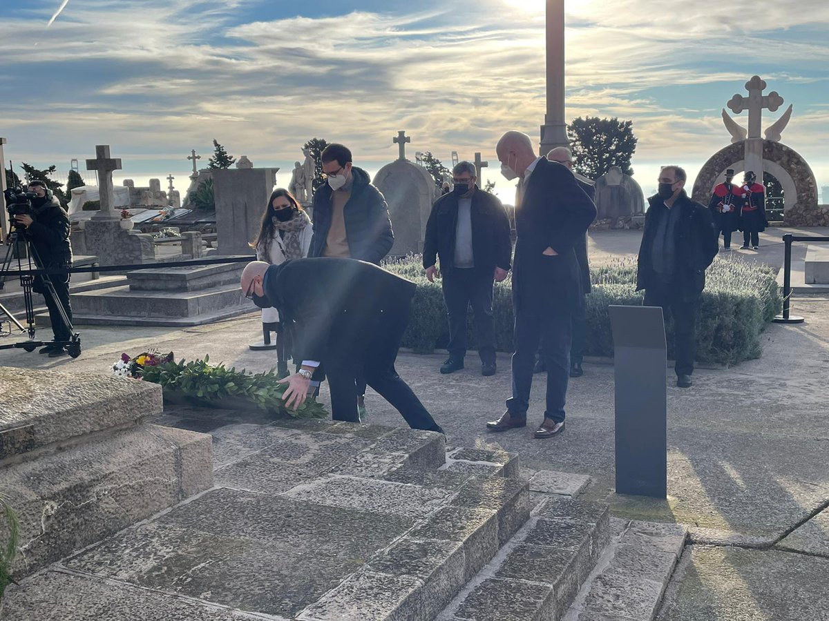 Pdemocratacat's tweet photo. 🗣️El secretari d'Organització @GenisBoadella: "Avui retem homenatge al President #Macià: va ser un exemple tant d'ideals irrenunciables com de pragmatisme al servei dels seus conciutadans". https://t.co/ftr9PElgjj