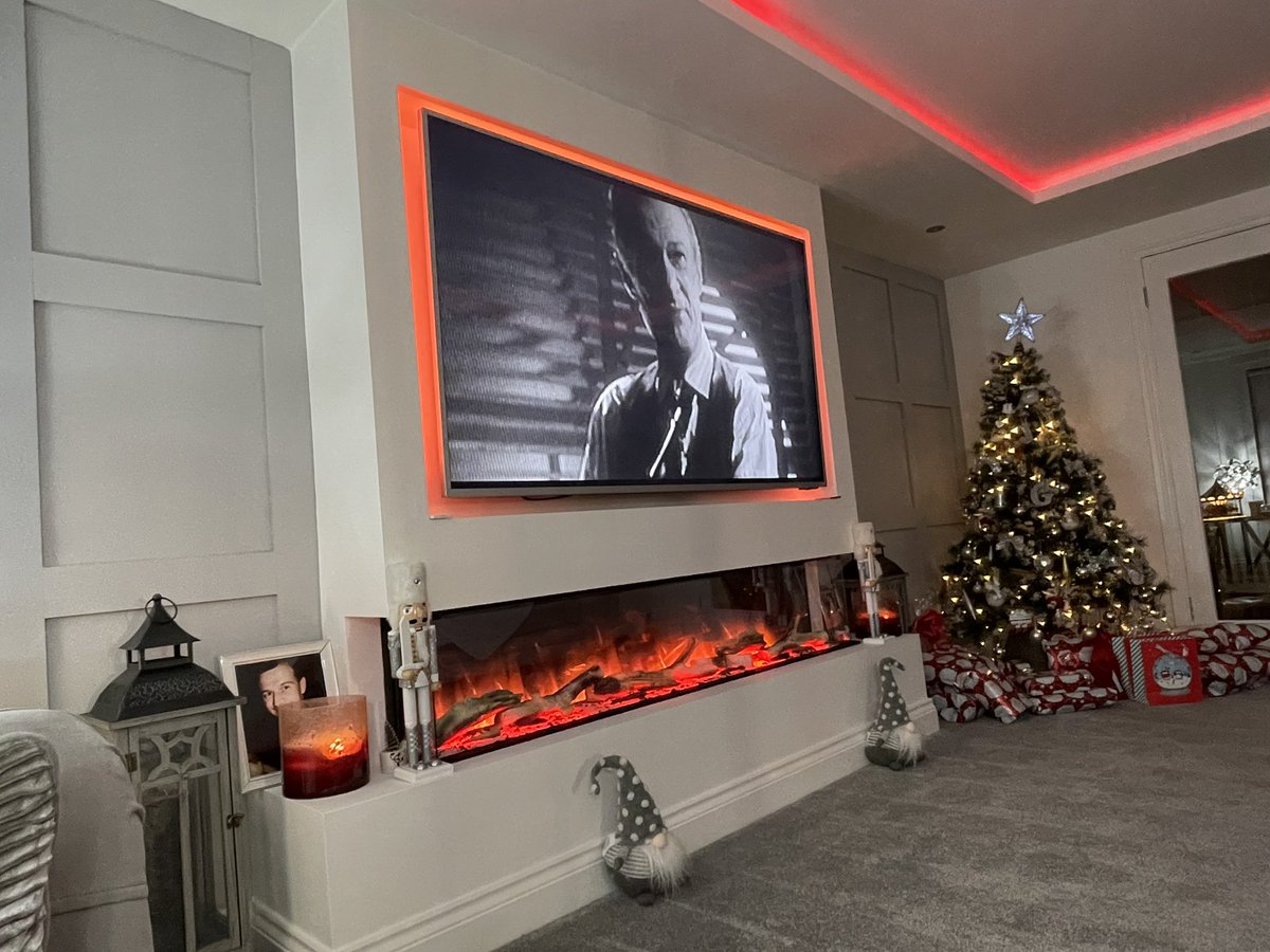 MarsBar72's tweet photo. Merry Christmas, Troops! Eat loads, drink sensibly and take a minute to appreciate those around you! Itβs not whatβs under the tree, itβs whoβs around it.
#SnowSurrender πππ https://t.co/ETV7lvrLKL