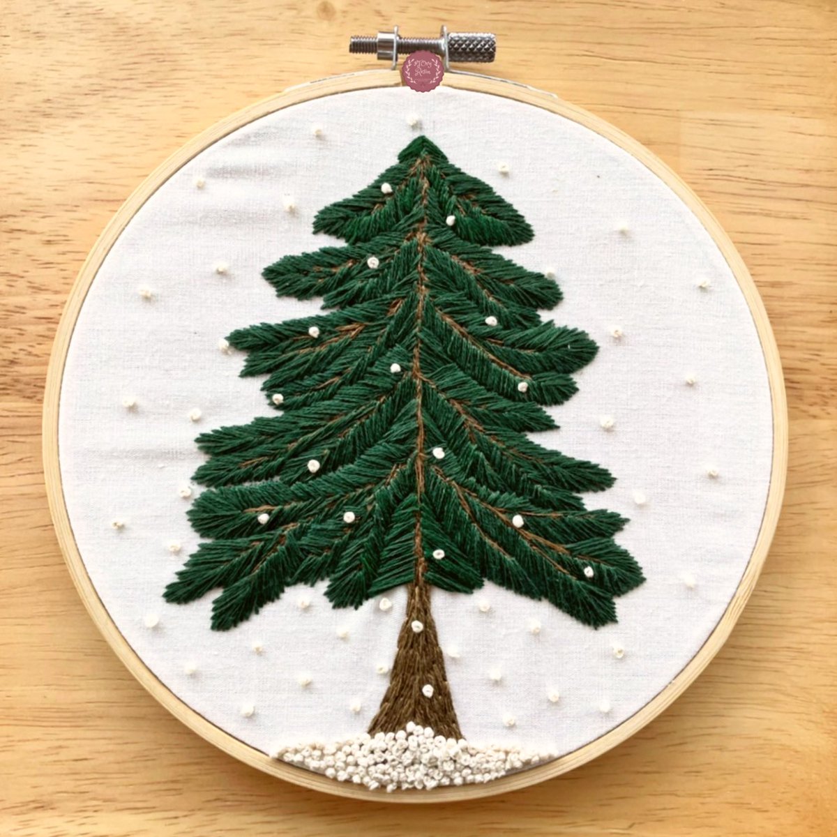sTory_handcraft's tweet photo. ❄️🌲𝑀𝑒𝑟𝑟𝑦 𝐶ℎ𝑟𝑖𝑠𝑡𝑚𝑎𝑠🌲❄️

งานปักผ้าต้นสนหิมะตกในวันคริสมาสต์ค่ะ ลองหัดปักดูใช้เวลาปักอยู่นานเลย ปักเสร็จแล้วดูเป็นต้นสนมั้ยนะ?😂
ขอให้คริสมาสต์ของทุกคนมีความสุขนะคะ🎄🎁☃️ https://t.co/ObGfjON7cR