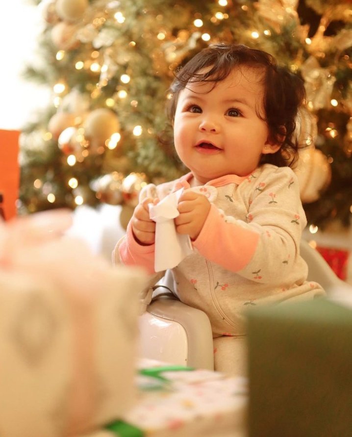 hertalesss's tweet image. its probably elisse's one of the most memorable christmas morning, felize's eyes are  dreamy ✨

#McLisse #Felize