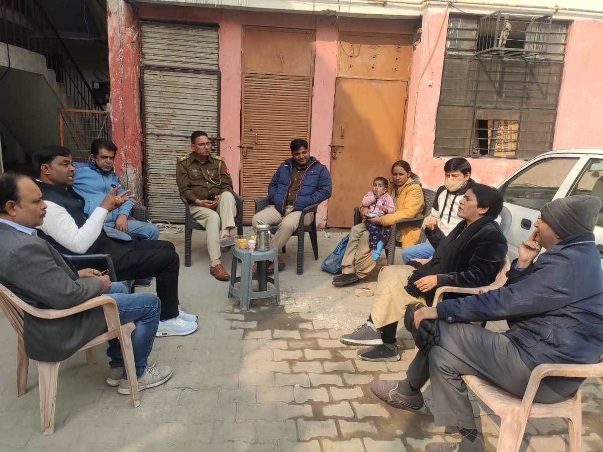Sanjay_vishu's tweet photo. भाजपा की जन विश्वास रैली गाजियाबाद में आज हो रही है इस लिए अभिभावकों के तरफ से शिक्षा के कुछ मुद्दों को लेकर असोसिएशन मुख्यमंत्री जी को ज्ञापन देने के लिए जाने वाली थी ।
लेकिन पता नहीं कोनसा डर है कि सुबह ६बजे से अध्यक्ष जी को उनके घर में नजरबंद किया गया है। ये लोकतंत्र है। https://t.co/yAVxd29gHW