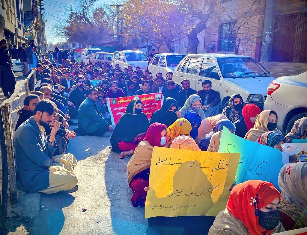 Senator_Baloch's tweet photo. افسوس سے کہنا پڑتاہے کہ #بلوچستان کے3  #میڈیکل_کالجز کے اسٹوڈنٹس 14دن سے اس سردی میں اپنے انتہائی جائز مسہلہ کیلے سڑکوں پر احتجاج کررہے ہیں-صوبائی حکومت کی اس طرح بے خبری و خاموشی نئی حکومت سے مایوسی کا سبب بنے گا- وزیراعلی کے ایک خط کی دیری ہے اور#PMC کا امتیازی فیصلہ ختم ہوگا- https://t.co/390B63PAiq