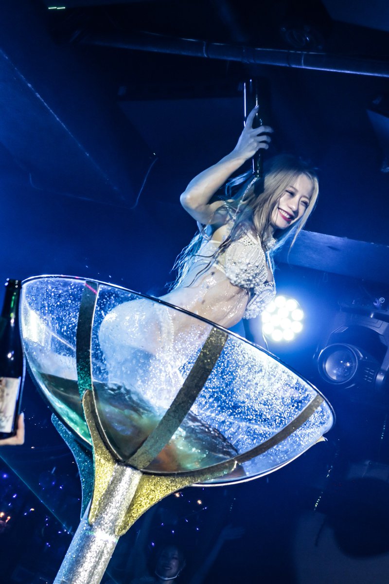 morizone58's tweet photo. #バーレスク大阪
まりんちゃんラストCG。
皆からボトルを受け取ってリアルシャンパングラスでした！( ´∀｀)
りさちゃんとあんじゅちゃんの歌もグッときた😢 https://t.co/cT6JzuqL1O