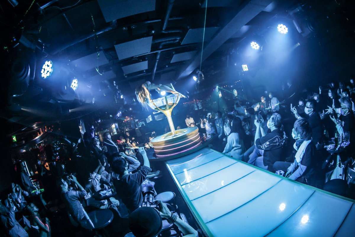 morizone58's tweet photo. #バーレスク大阪
まりんちゃんラストCG。
皆からボトルを受け取ってリアルシャンパングラスでした！( ´∀｀)
りさちゃんとあんじゅちゃんの歌もグッときた😢 https://t.co/cT6JzuqL1O