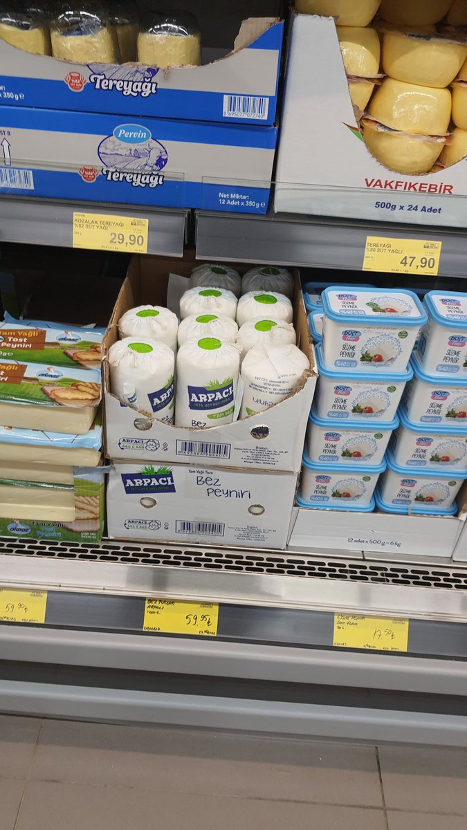 Bunlar da BİM'den. 

Ekinci peyniri, 1 gün önce 33 TL iken, bugün 52 TL'ye

Arpacı peyniri ise 1 gün önce 39 TL iken, bugün 59 TL'ye yükseltilmiş

Bu nasıl bir haldir!? İlla tek tek gösterelim istiyorlar.