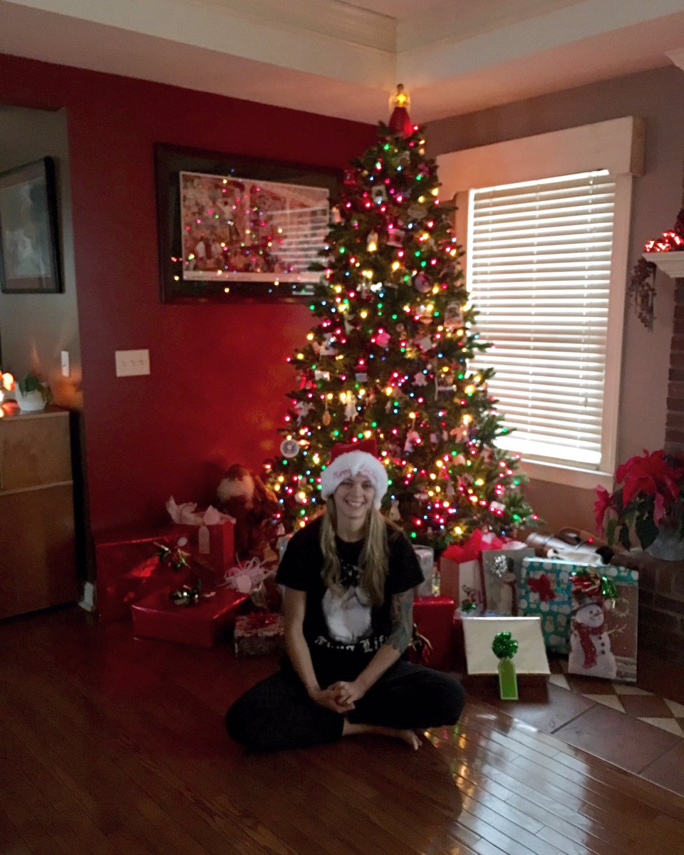 SaidainoBasuto's tweet photo. Merry Christmas, now if you don't mind me, I'm gonna have @NightmareShotz unwrap her gift. https://t.co/v5mzRxiJ7G