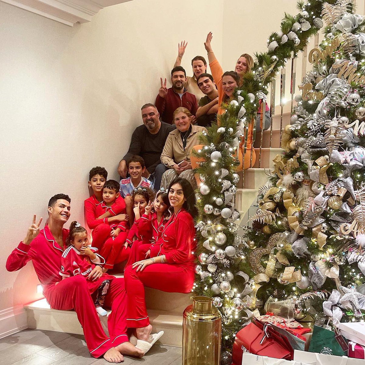 ManuHeredia21's tweet image. El árbol de Messi y el árbol de Cristiano 🎄