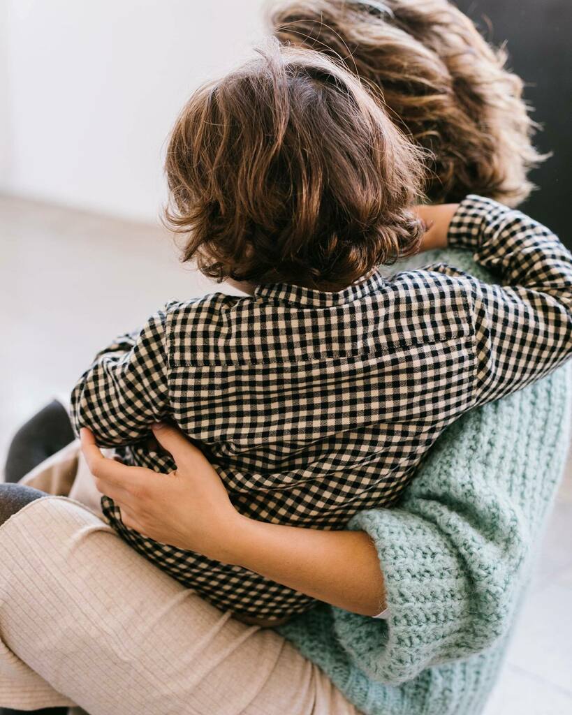 Mientras me envolvía el regalo que estaba comprando en la calle verdi, la dependienta me explicaba: “Yo este año no regalo nada, tenemos de todo y no sabemos ni qué comprar”. Yo asentía, y añadía, “De hecho reunirnos para cenar ya es todo un regalo este … instagr.am/p/CX5oQB2MMmh/
