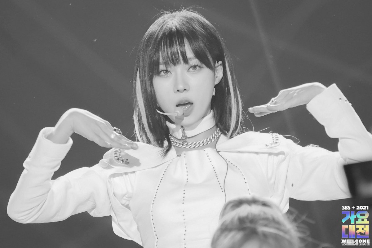 ksnchoco's tweet photo. hear me out, saw this on tl but #WINTER and #SUNOO being the only artists with black and white pics (atm) from sbs, what if they are the next The Show or Inkigayo MCs 🧍🏽‍♀️ https://t.co/JQDzJyfPTf