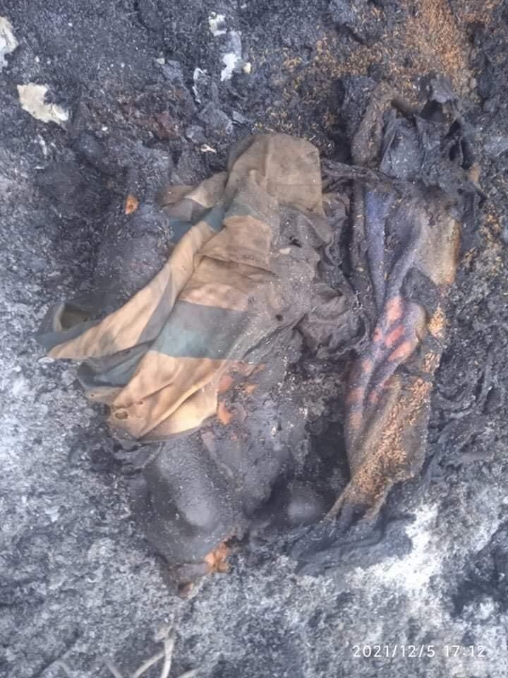 ZweYanShin2's tweet photo. Tw//death
U Ngun Nei Thang was handcuffed with rope &amp; Brutally Burned to Death by terrorists in a house Omyayhtoo village on Dec 5 after being Abducted by Military Terrorists at his farm in Chaungkwa village in Southern Kalay Township.
#BurntAliveByJunta
#WhatsHappeningInMyanmar https://t.co/OyFxqkvUVF