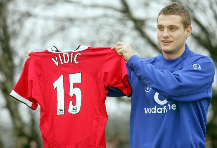 16 years ago today, #MUFC signed Nemanja Vidic for £7m. The perfect Christmas gift 🎁!

Vidaaa❤️🔥