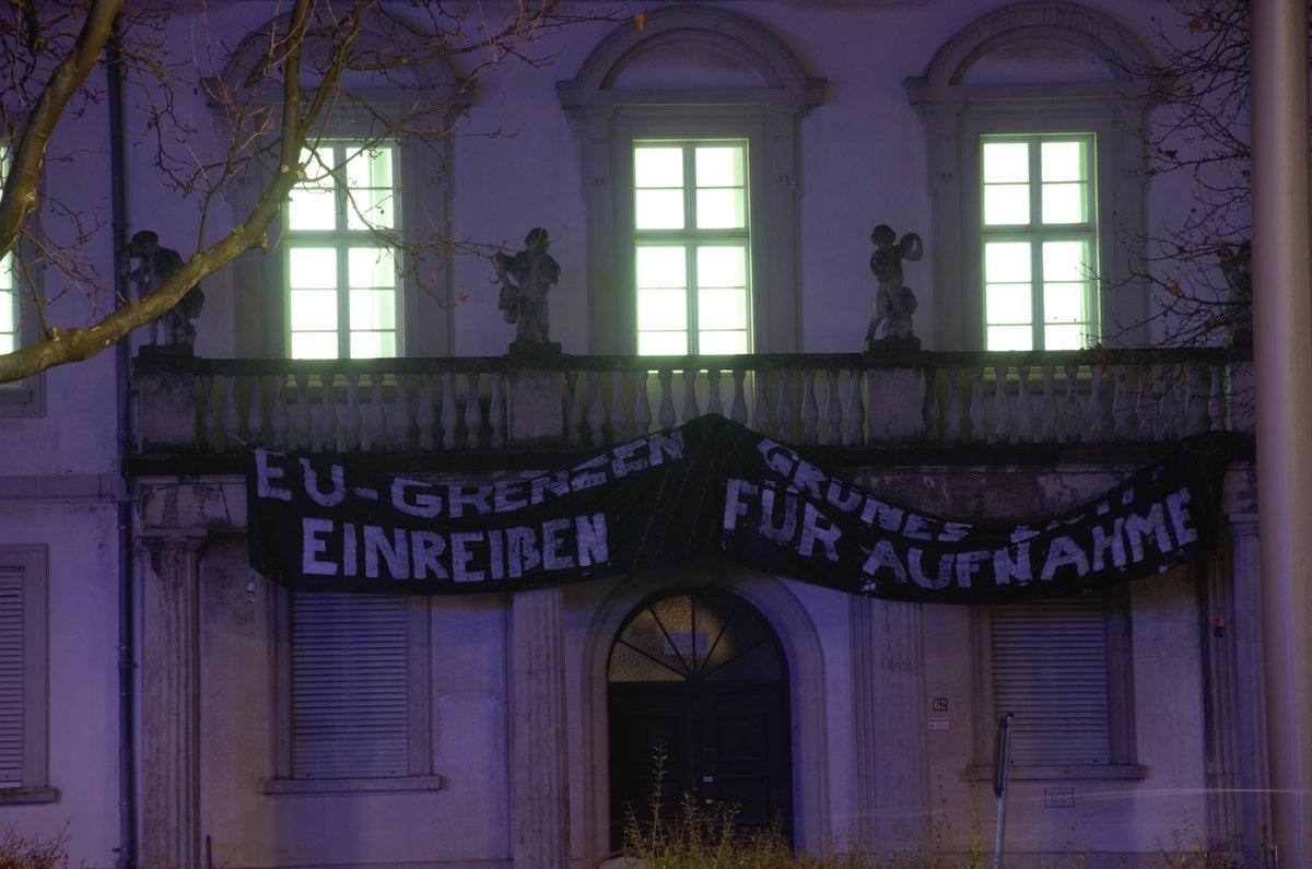 subversivDA's tweet photo. Während hierzulande Weihnachten gefeiert wird, ertrinken Menschen im Mittelmeer. Obwohl wir hier Platz haben, müssen Menschen an der polnisch-belarussischen Grenze erfrieren.

Gestern haben wir das leerstehende Haus in der Rheinstraße grün erleuchten lassen!

#WirHabenPlatz https://t.co/ELZlW5hAFS