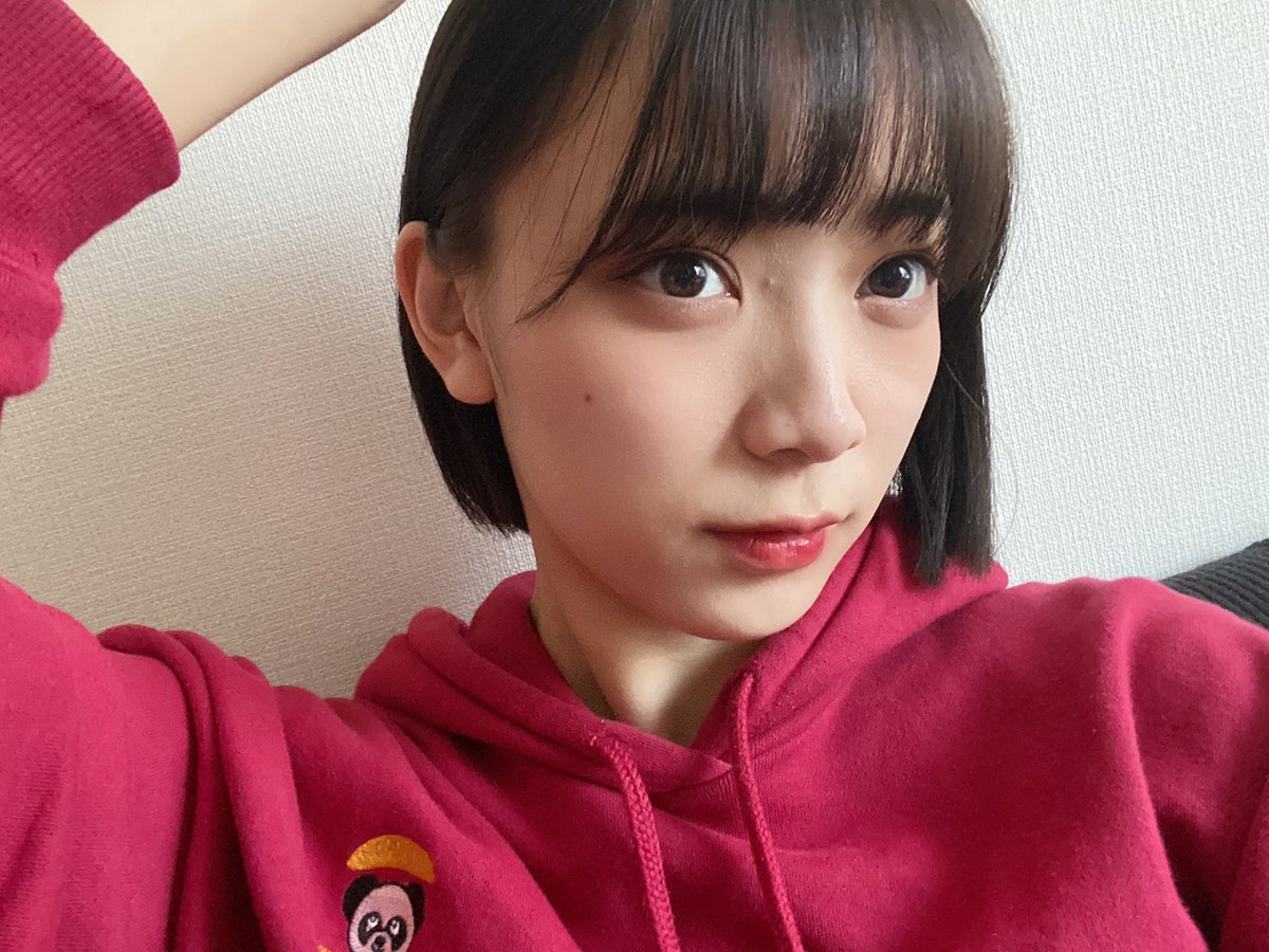 moe_goto0520's tweet photo. なんと！！髪をバッサリ切りました！
驚く写真とはこのことでした- ̗̀👏🏻  ̖́-
どうかな…？🥺

そして、Merry X'mas - ̗̀🎄  ̖́-
これからもよろしくね！！ https://t.co/NStK1OnIwa