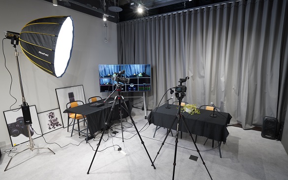 SonyStoreNagoya's tweet photo. 『動画撮影(配信)の基礎を知ろう』
CinemaLineシリーズの中で小型・軽量の #ILMEFX3 を使用し動画撮影の基礎をお伝えします💡
⏰1月14日11:15~ 予約➡️https://t.co/ru4trv67l5
これから動画撮影やライブ配信をしてみたい方は是非この機会にご参加下さい😊✨
#sony #動画基礎 #ソニーストア名古屋 https://t.co/lgoU80IgGf