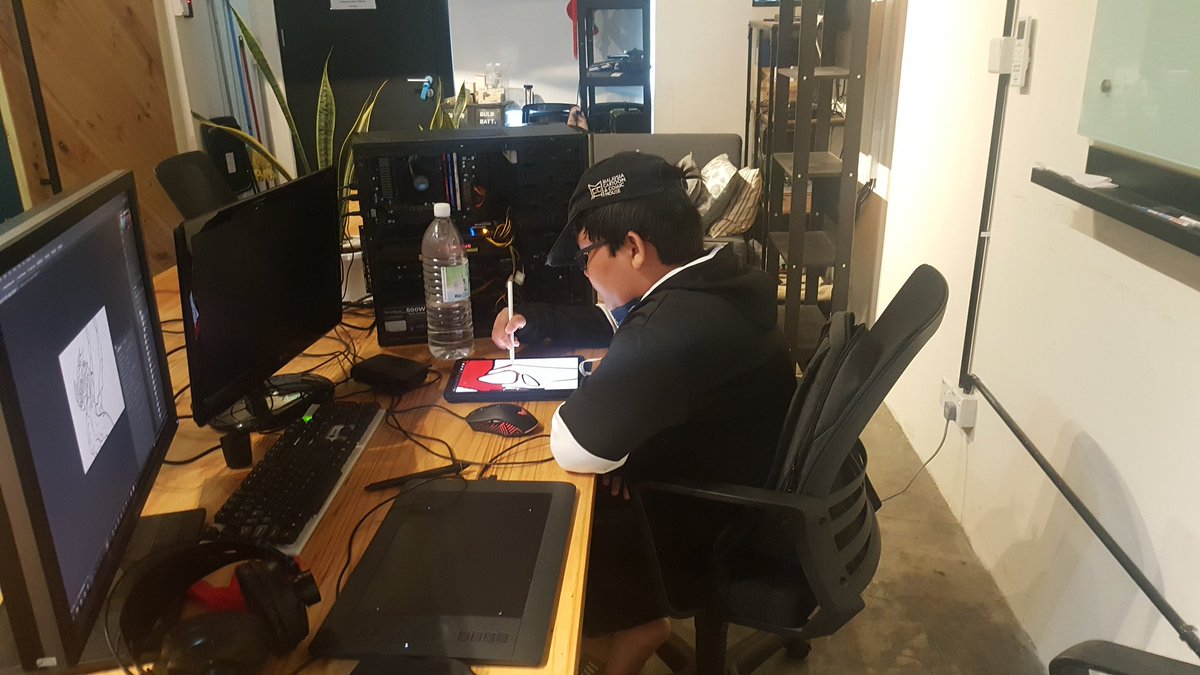 HaizeelH's tweet photo. Alhamdulillah harini lepak dgn adik Iman @CryptoNaga29 di Cyberjaya &amp; berkongsi tentang ideation process, melukis, strokes &amp; color. Harap esok blh kongsi psl basic animation plak. Very enthusiast &amp; cool young artist.

#nftcommunity https://t.co/zA8nDfy7Ve
