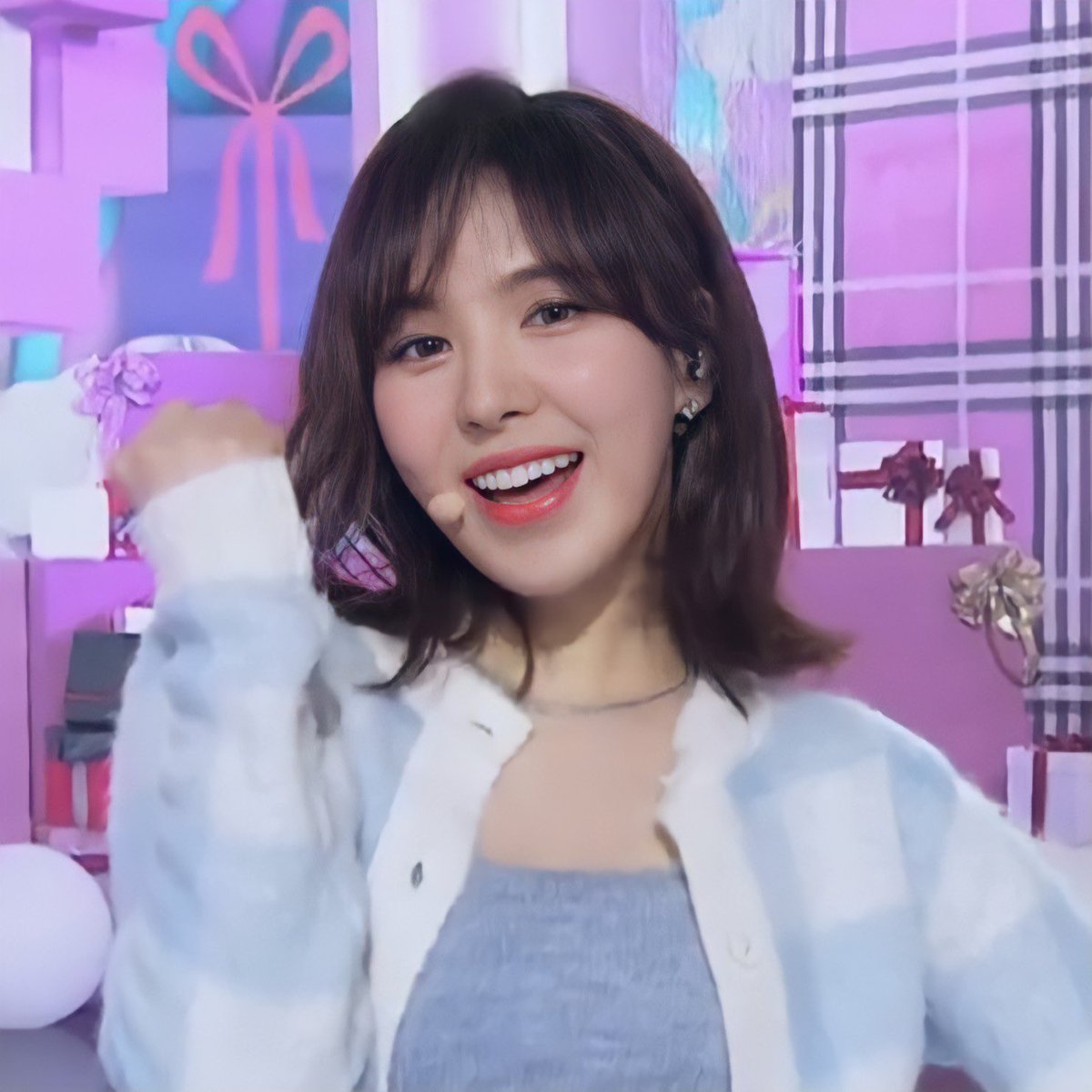 pineappyeol's tweet photo. wendy really owns the color blue 🥺💙 https://t.co/EPMgnUoP9V