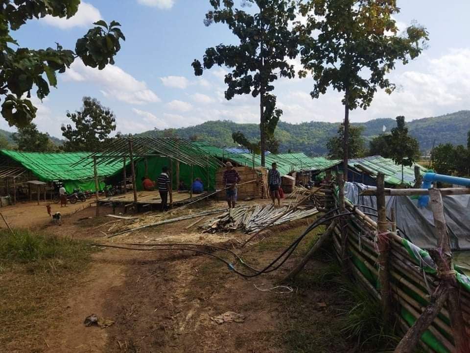 Phu_twt_mm's tweet photo. Due to intenses battles in #Mindat, Chin State, numbers of refugees become increased again and humanitarian aids (shelters, warm clothes, blankets) are urgently needed and also stationeries as there hv teachings to childrens.
@Refugees 
#HelpMyanmarIDPs 
#WhatsHappeningInMyanmar https://t.co/tVEipdT980