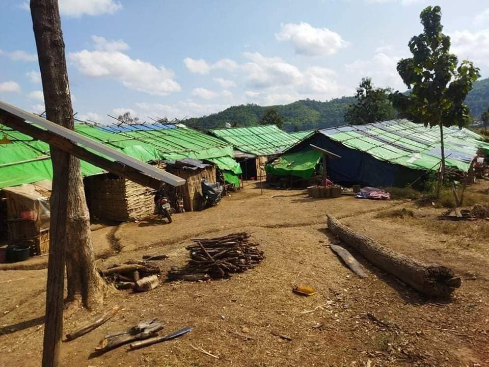 Phu_twt_mm's tweet photo. Due to intenses battles in #Mindat, Chin State, numbers of refugees become increased again and humanitarian aids (shelters, warm clothes, blankets) are urgently needed and also stationeries as there hv teachings to childrens.
@Refugees 
#HelpMyanmarIDPs 
#WhatsHappeningInMyanmar https://t.co/tVEipdT980