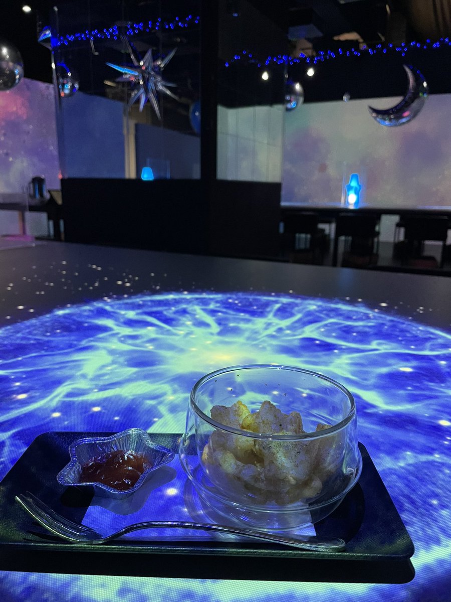 DekoCoro's tweet photo. 娘念願の、元町にあるプロジェクトマッピングカフェ『 #SORAYUME 』へ!
これは予想以上ー!
カフェというよりアトラクションやん!
受付行くまでにすでにきゃーきゃー。
(∩・∀・)∩ キャー(∩・∀・)∩ キャー
楽しかったぁぁぁぁぁぁ!!! https://t.co/QdL6H0FyP2