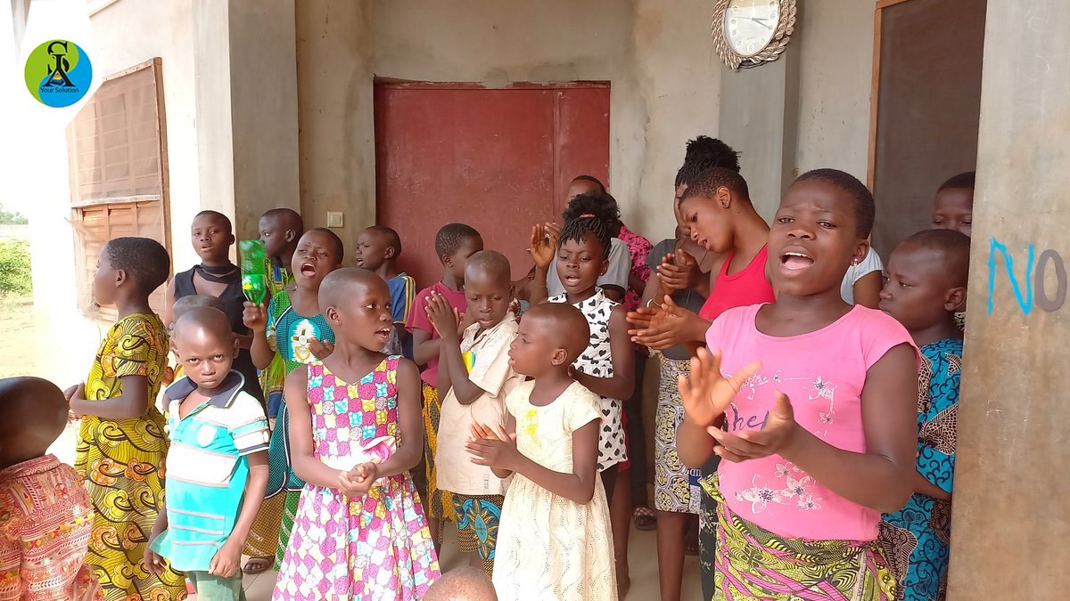 YourSolution7's tweet photo. Hier toute l'équipe de #yoursolution était en compagnie des orphelins à #Tori à l'orphelinat Sainte Claudia. La magie de Noël 🎄a opéré. 
Merci à ceux qui nous ont soutenus et joyeux Noël 🎅🎅🎅

#santémentale #assistancepsychosociale https://t.co/0IErx46wL6
