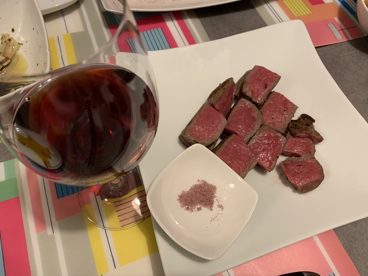 tomokorock's tweet photo. クリスマスディナー🎄旦那による肉の火入れがやばいくらい完璧にできたので勢いで1989年もののヴィンテージワイン開けてしまいました😭幸せ https://t.co/tF771UOFGY