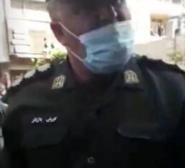 ایشون سرهنگ کورش بازیار هستند فرمانده یگان امداد شیراز که در کمال بی شرفی و پست فطرتی دست روی معلم ها بلند کرد (معلم احترامش برای همه ما واجب) اما خوب این شخص از فرماندهان فاسد و رشوه خور ناجاست ‌ .  فقط یک فقره از فساد ایشون: در سال ۹۵ در روستای کرگان میناب استان هرمزگان ۲۵ لنج