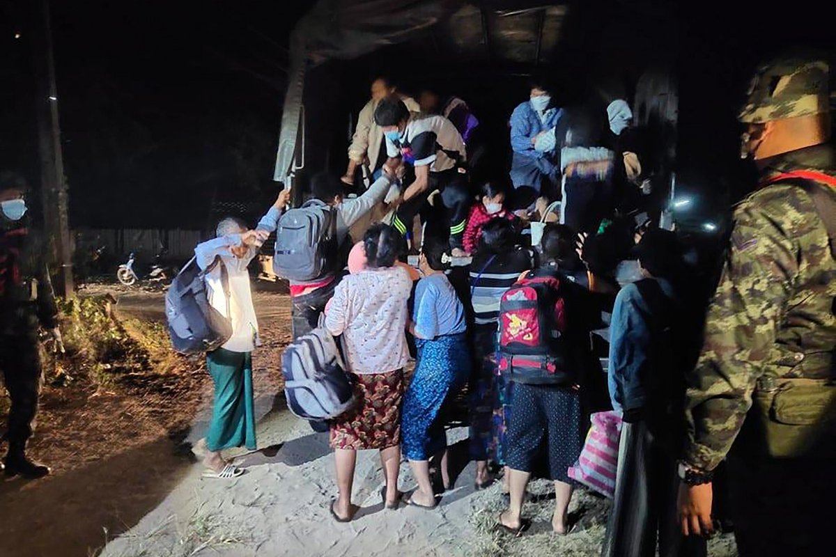 1/2 Myanmar junta army carried out more military offensives, including airstrikes, on KNU-controlled town of Lay Kay Kaw and surrounding villages near Thai-Myanmar border on Saturday. Casualties are still unknown at the time of reporting.
#WhatsHappeningInMyanmar #LayKayKaw