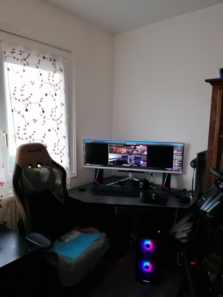 CobraR44's tweet photo. Voici mon nouveau setup aux complet et près pour le retour #SOON Joyeux Noël à toutes et tous 😍 D'a bisous 😘 https://t.co/ThcbIpHip2