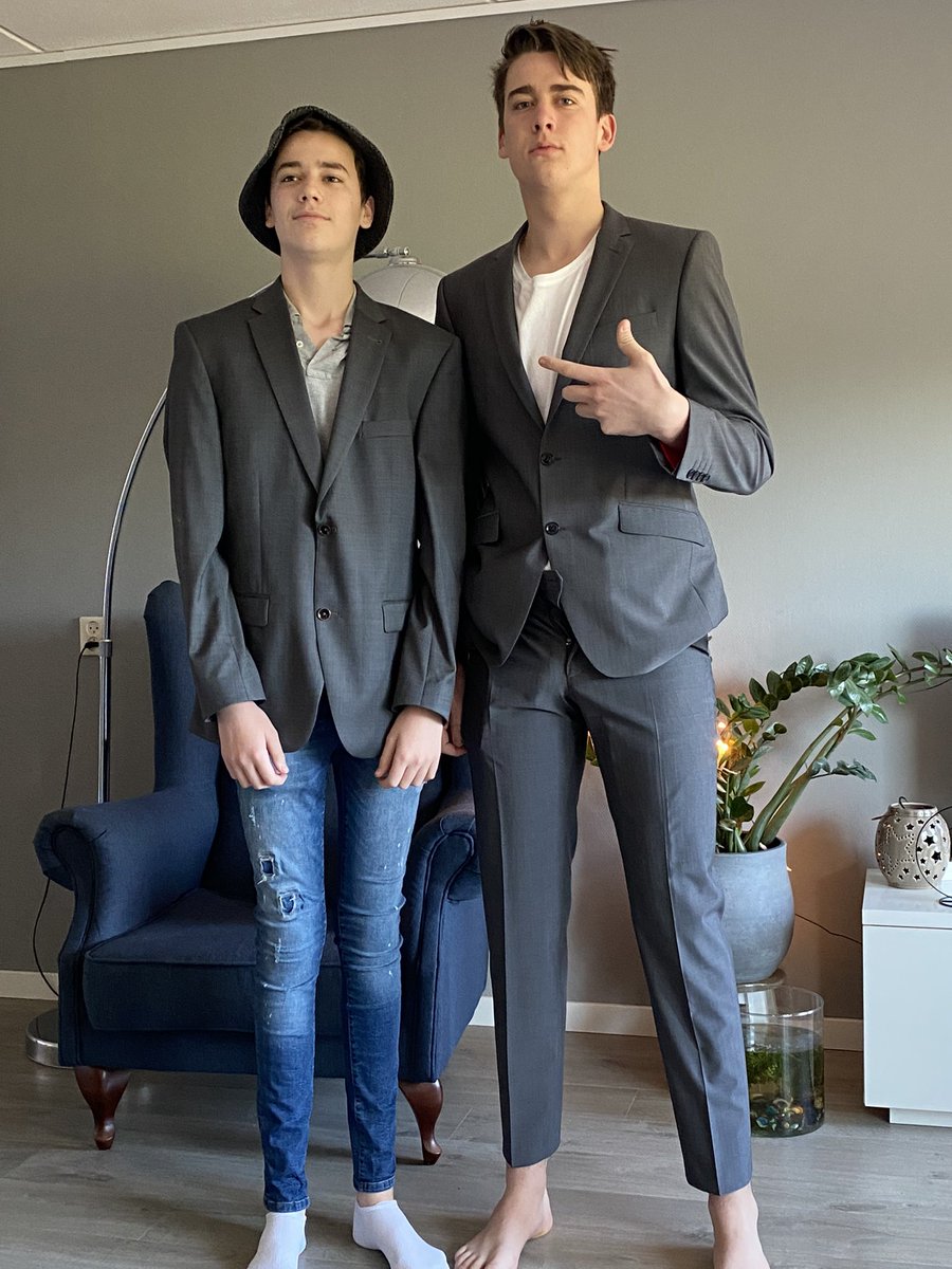 Kerst. De jongens wilden netjes aan het kerstontbijt verschijnen. Mijn kast hebben ze gevonden😁