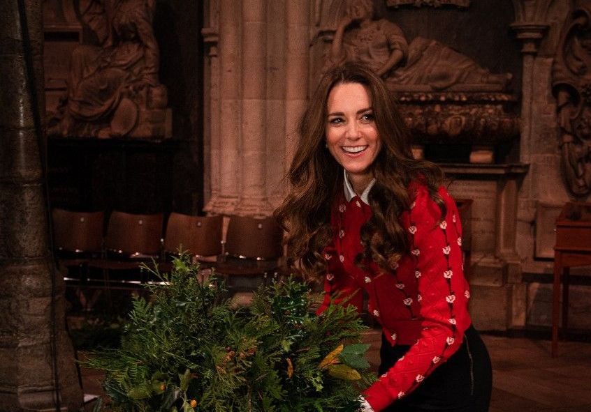 Kate Middleton monte sur scène lors du concert de Tom Walker et impressionne (Vidéo) dlvr.it/SG0pdQ