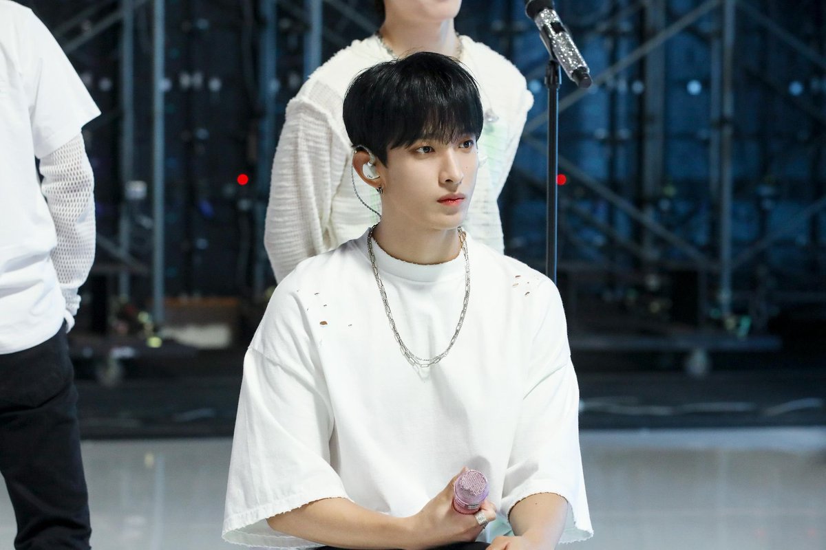 kyeomhanbot's tweet photo. 211223 #겸한 #굠쫑 위버스 비하인드 https://t.co/mq4Cox9RtN
