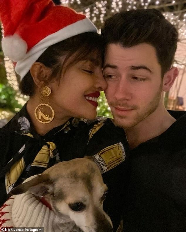 PriyankasFans's tweet photo. #MerryChristmas @priyankachopra &amp; @nickjonas!! ❤️❤️ Lots and lots of love 🥰🎄🎅 https://t.co/dPG3JCS8fq