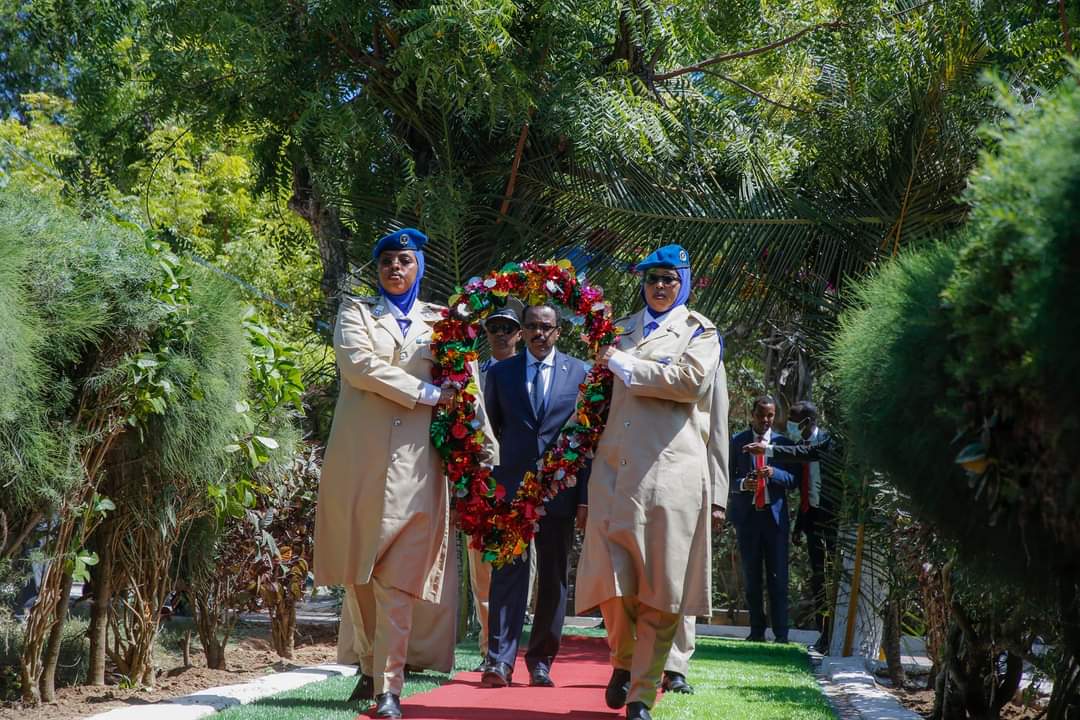 SoPoliceForce's tweet photo. Munaasabadda Xuska 78 guurada ka soo wareegtay Aasaaska CBS ayaa hadda ka socota Akadeemiyada Janaraal Kaahiye. Madaxweyne @M_Farmaajo, Guddoomiyaha @Golaha_shac_JFS Mudane Maxamed Mursal Sheekh, Taliyaha Ciidanka Booliska Soomaaliyeed @GenHijaar &amp; Madax kale ayaa ka qayb-galaya. https://t.co/3jFFTDDepB