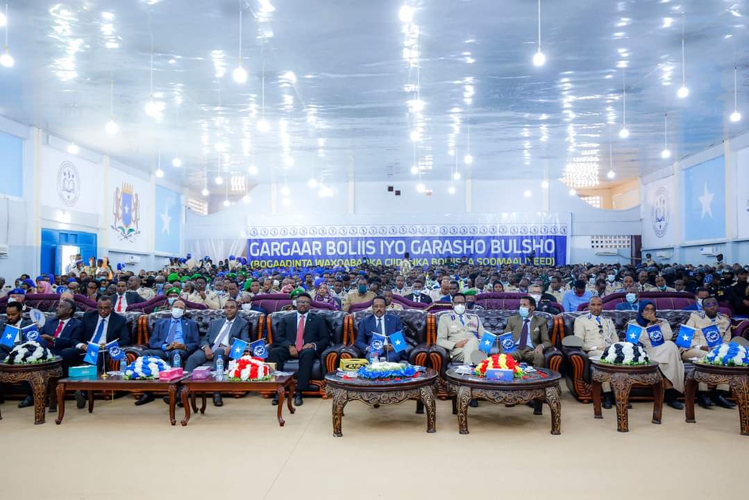 SoPoliceForce's tweet photo. Munaasabadda Xuska 78 guurada ka soo wareegtay Aasaaska CBS ayaa hadda ka socota Akadeemiyada Janaraal Kaahiye. Madaxweyne @M_Farmaajo, Guddoomiyaha @Golaha_shac_JFS Mudane Maxamed Mursal Sheekh, Taliyaha Ciidanka Booliska Soomaaliyeed @GenHijaar &amp; Madax kale ayaa ka qayb-galaya. https://t.co/3jFFTDDepB