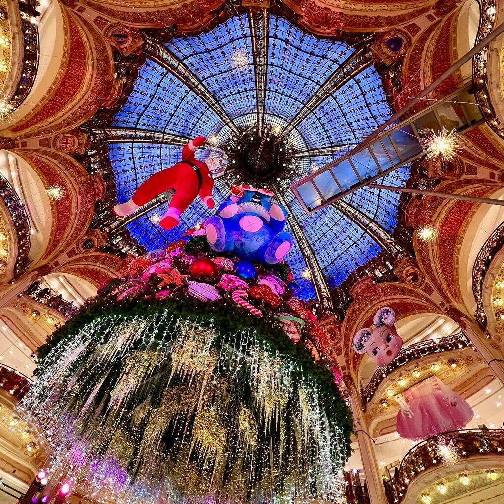 HHLifestyleTrav's tweet photo. Merry Christmas from me and mine to you and yours.

If there is anything to share this year, it’s kindness (not C!)… and while it might not be the Christmas you planned, I hope you find moments of joy.

[Photo from Galeries Lafayette, Paris]

#merryc… https://t.co/bfWLCnr5wk https://t.co/bCata927UL