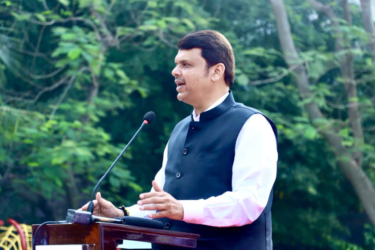 Dev_Fadnavis's tweet photo. Planted a sapling, interacted with the Cuff Parade residents and inaugurated the very beautiful S.B Somani Garden and pet park, this morning with @BJP4Mumbai President @MPLodha, MLA @rahulnarwekar, corporators and residents.
#South #Mumbai #CuffParade https://t.co/cPkZs3719G