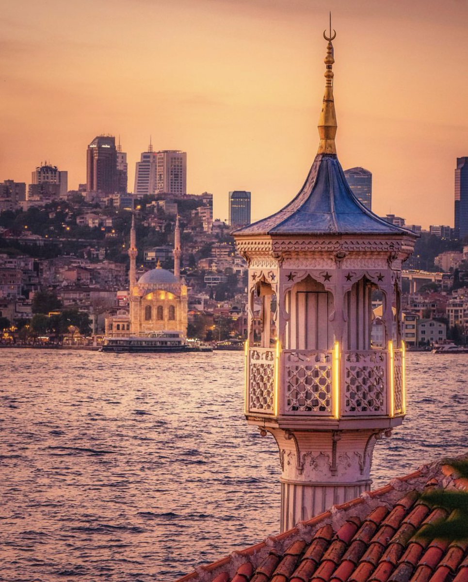 oneistanbul's tweet photo. #Istanbul is full of gems 💎 
Just look up and ahead 👀 

📸 Ahmet Erol (IG) 

#tahtalıcamii #kuzguncuk #asia #europe #twocontinents #oneistanbul https://t.co/R1hJduTNn4
