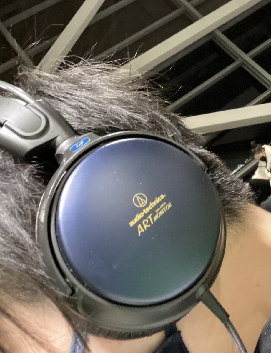 co884desu's tweet photo. すぅさんより「イヤホンをすればいつだって私達に会える」
とのことで空港の待ち時間に会いにきました。
#FAMILIAツアー
#サイサイ
#audiotechnica
#ATHA900 https://t.co/AWCVs02cvE