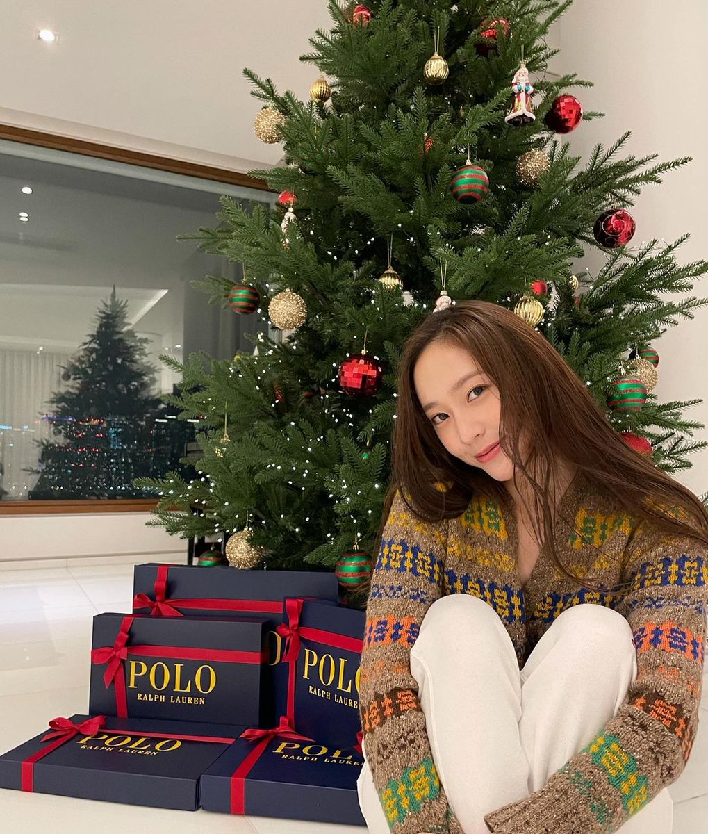 aes4walls's tweet photo. Christmas with Ralph Lauren 🥰 

2020                                              2021 https://t.co/HSzsyJC8KG