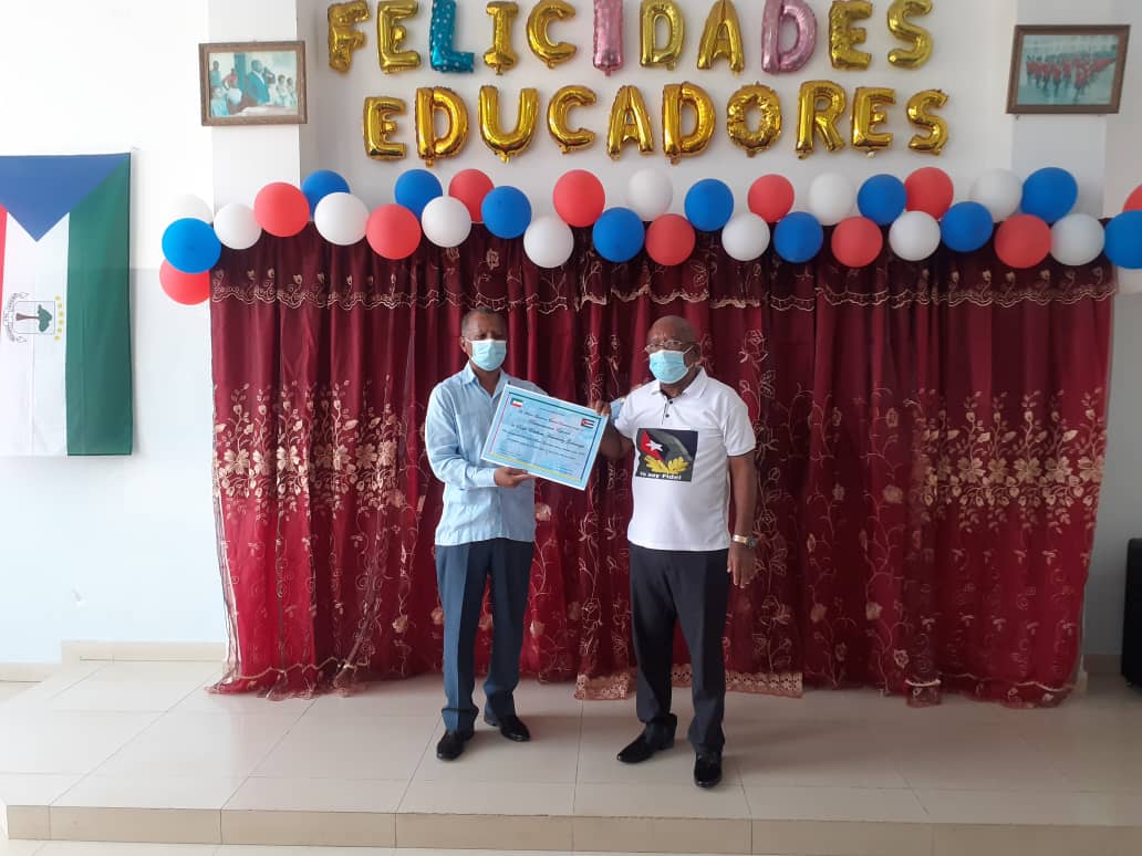 RenierSerranoM1's tweet photo. Palabras de Abelardo Jaime Jiménez, Consejero de la Embajada de Cuba 

👉 https://t.co/LSnjui2rPs

Se hace entrega de un reconocimiento especial, por la destacada labor de la misión Educativa Cubana, al Coordinador Nacional Raúl E Hernández Galarraga
@CuGEcuatorial  
@CubaGuinea https://t.co/wJSr0t8EP5