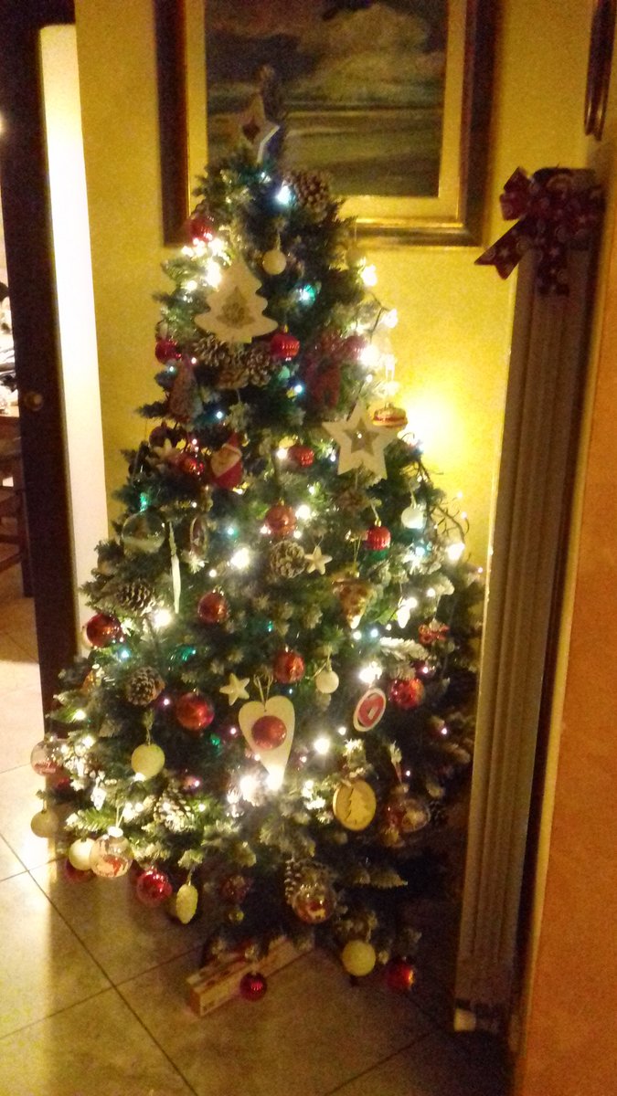 GiovaMoretti's tweet photo. Luci di Natale.
#Auguri https://t.co/Icu6iLK0mc