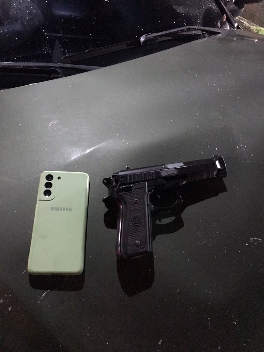 PMERJ's tweet photo. Dupla é presa por equipes do #6BPM após roubar veículo no Grajaú, #ZonaNorte do Rio. Com eles, os policiais apreenderam um simulacro de pistola e um celular. O caso foi encaminhado à #20DP https://t.co/iZTxjPymkm
