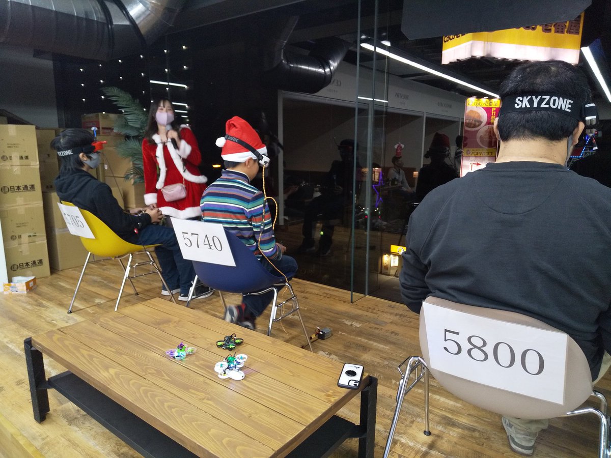 nobunagaFPV's tweet image. #ROBOZレース
世界の おっちゃん が小学生相手に決勝戦‼️😅
しかも変な機体で
さすがです👍
#newbeedrone