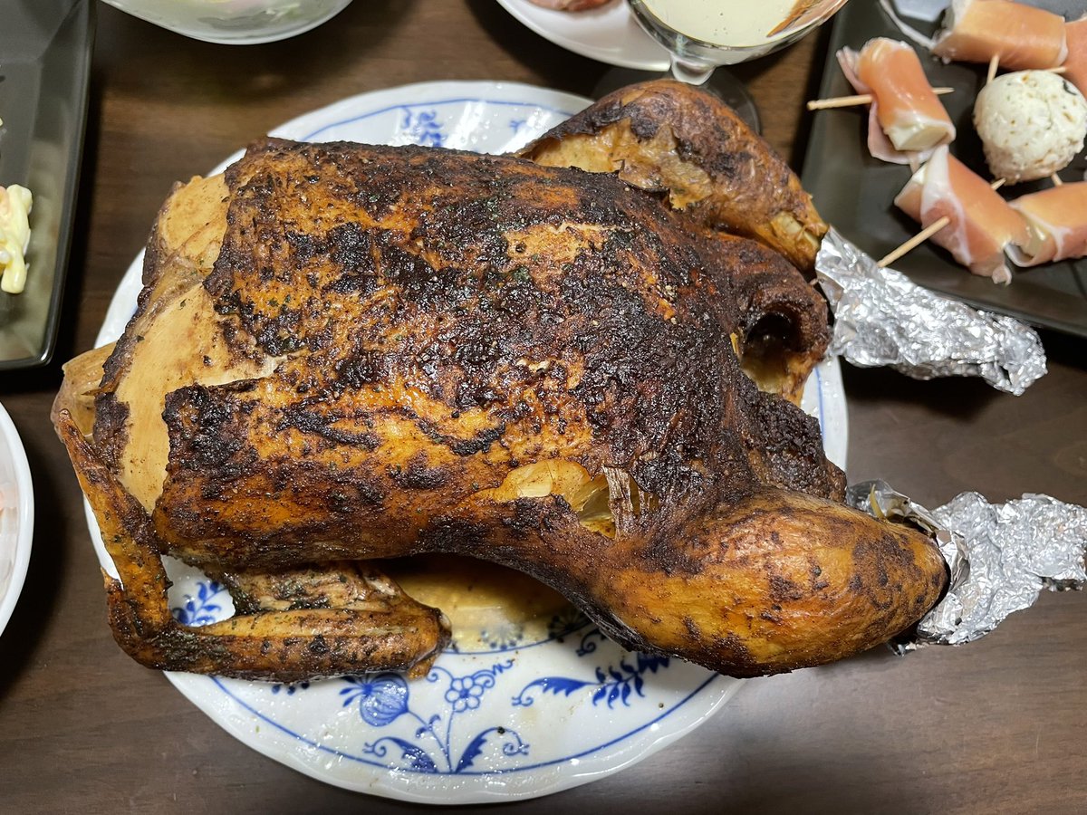 メリークリスマス🎄🎅 家で毎年恒例の丸鶏ローストチキン あと昨日の残り物アレンジ諸々 良いクリスマスを🎄 みなさんかんぱ〜い🍻🤗 ＃クリスマス